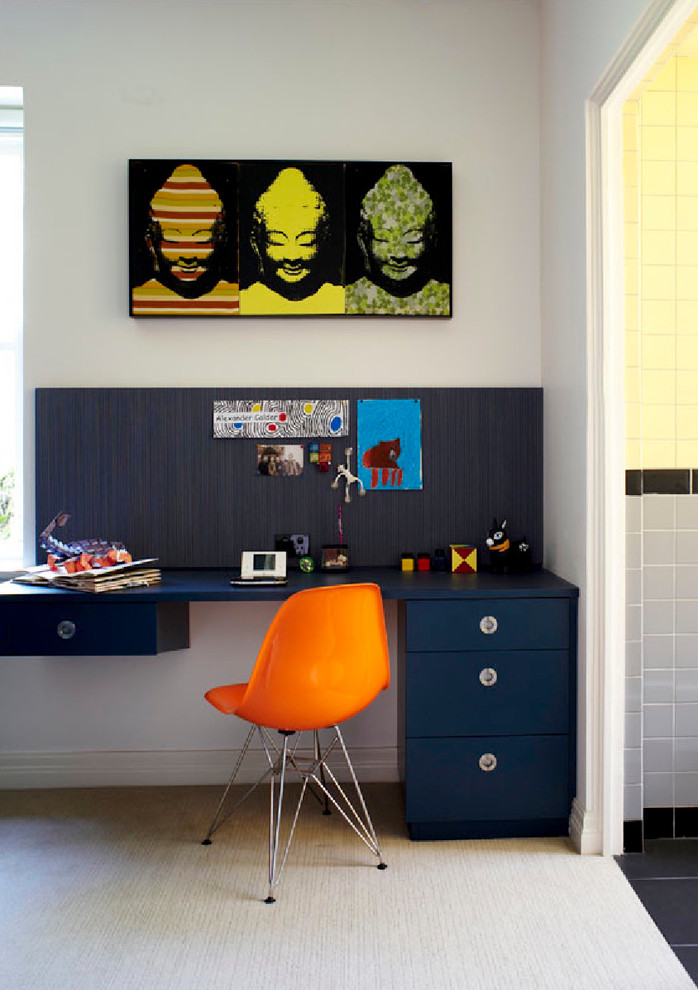 Exemple d'une chambre d'enfant tendance avec un bureau, un mur blanc et moquette.