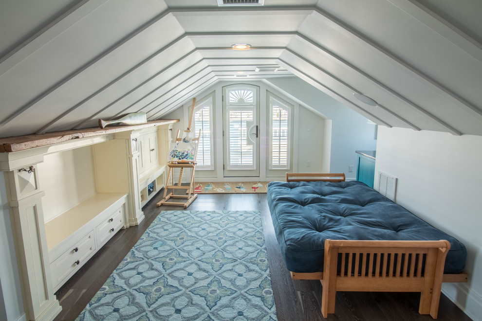 Imagen de dormitorio infantil de estilo americano grande con paredes grises, suelo de madera oscura y suelo marrón