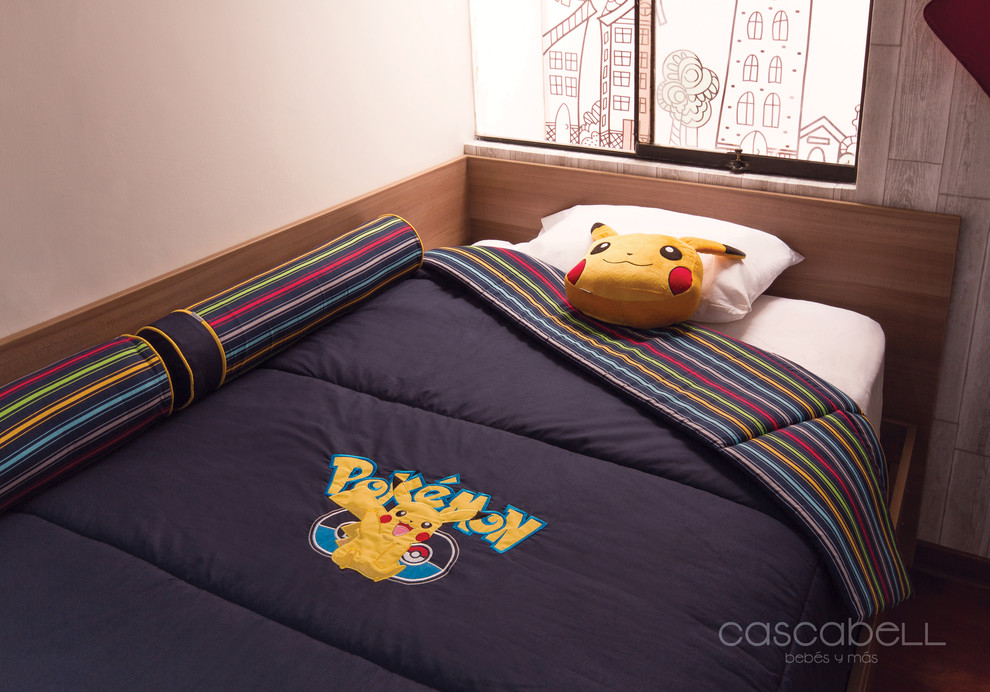 Kleines Modernes Jungszimmer mit Schlafplatz, weißer Wandfarbe, braunem Holzboden und braunem Boden in Sonstige