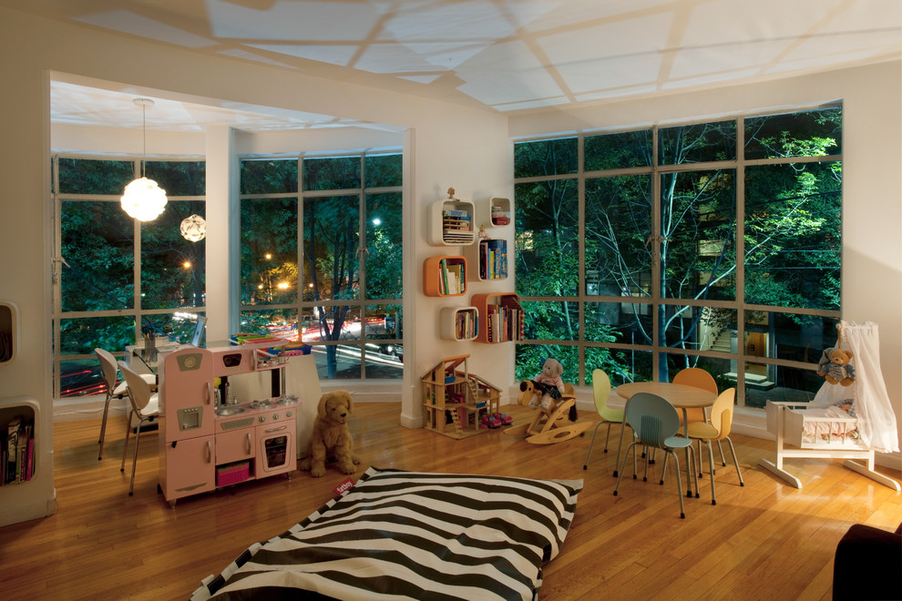 Ejemplo de dormitorio infantil ecléctico con paredes blancas y suelo de madera en tonos medios