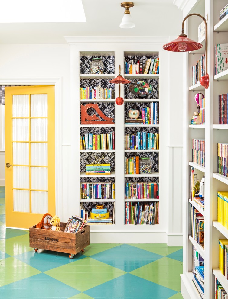 На фото: нейтральная детская с игровой среднего размера в стиле кантри с деревянным полом, белыми стенами и разноцветным полом для ребенка от 4 до 10 лет