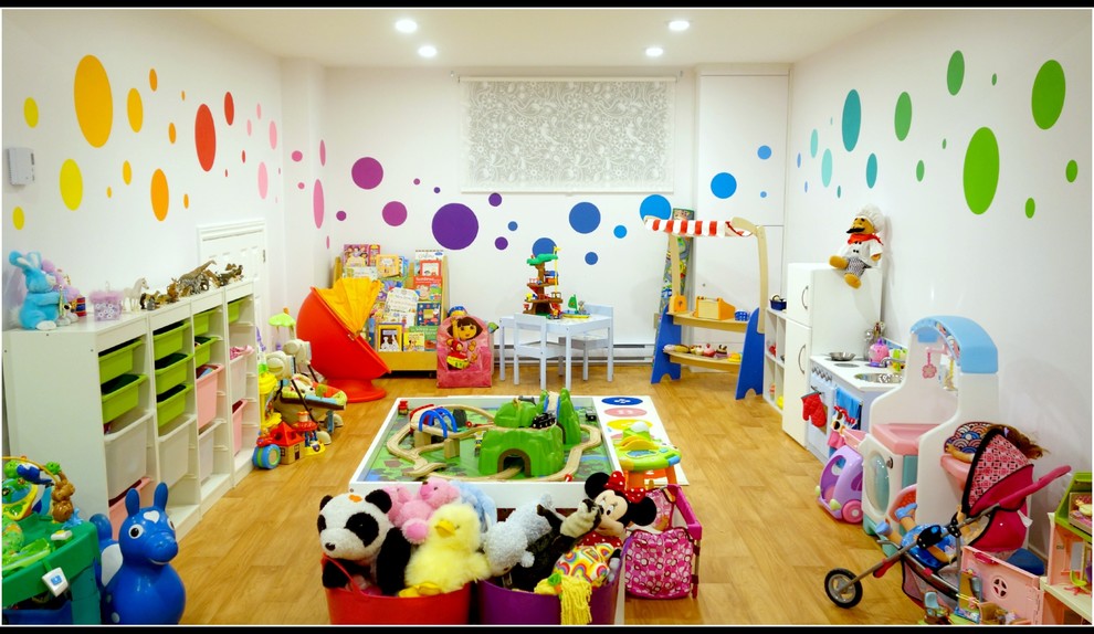 На фото: нейтральная детская с игровой среднего размера в современном стиле с белыми стенами для ребенка от 1 до 3 лет