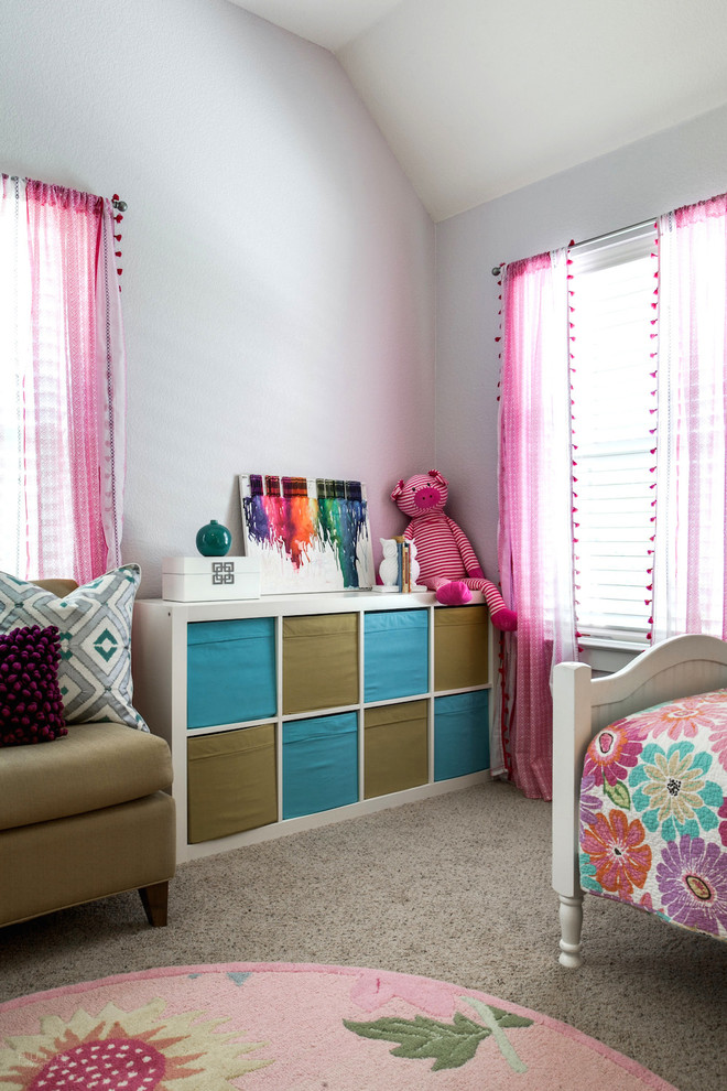 Exempel på ett mellanstort klassiskt flickrum kombinerat med sovrum och för 4-10-åringar, med grå väggar och heltäckningsmatta