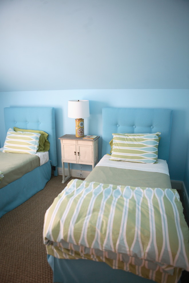 Mittelgroßes, Neutrales Klassisches Kinderzimmer mit Schlafplatz, blauer Wandfarbe und Teppichboden in New York