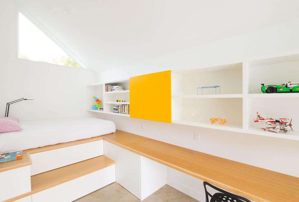 Diseño de dormitorio infantil moderno con paredes blancas y suelo de cemento