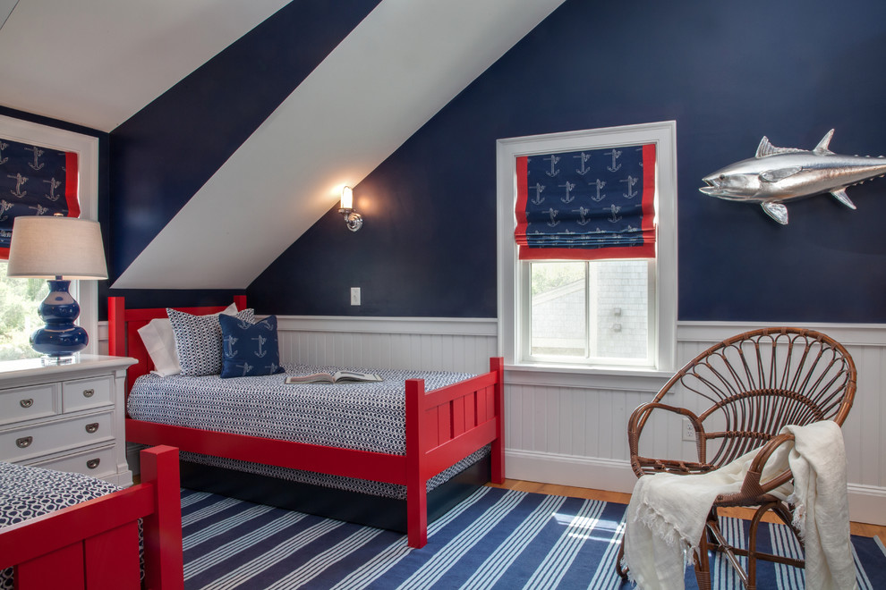 ボストンにある中くらいなビーチスタイルのおしゃれな子供部屋 (青い壁、無垢フローリング、茶色い床) の写真