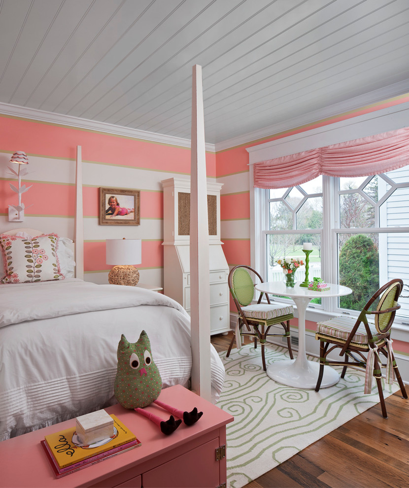 Esempio di una cameretta per bambini da 4 a 10 anni costiera di medie dimensioni con pavimento in legno massello medio e pareti multicolore