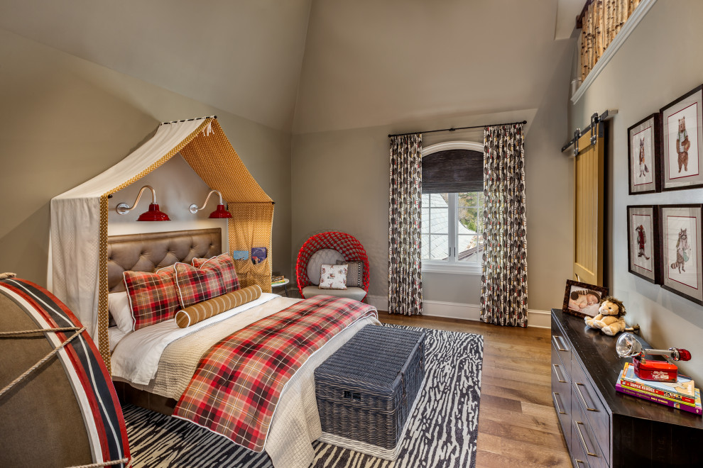 Foto de dormitorio infantil abovedado tradicional renovado con paredes grises, suelo de madera en tonos medios y suelo marrón