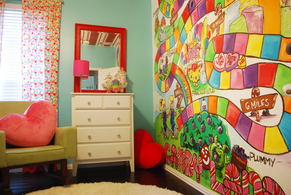 Modern inredning av ett barnrum, med flerfärgade väggar