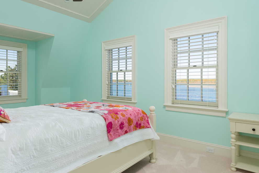 Inspiration för ett mellanstort flickrum kombinerat med sovrum och för 4-10-åringar, med blå väggar och heltäckningsmatta