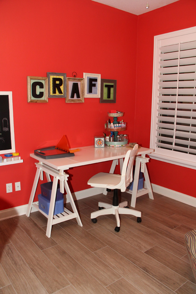 Idée de décoration pour une chambre d'enfant tradition de taille moyenne avec un mur orange, un sol en carrelage de porcelaine et un sol beige.