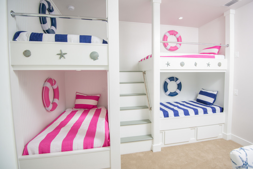 Diseño de dormitorio infantil de 4 a 10 años costero de tamaño medio con paredes blancas, moqueta y suelo marrón