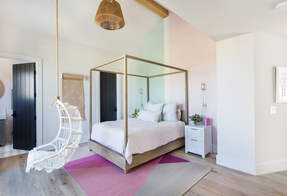 Foto di una cameretta da letto stile marino con pareti rosa, pavimento in legno massello medio e pavimento marrone