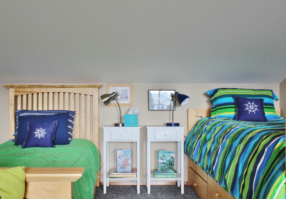 На фото: нейтральная детская в морском стиле с спальным местом, бежевыми стенами и ковровым покрытием для двоих детей с