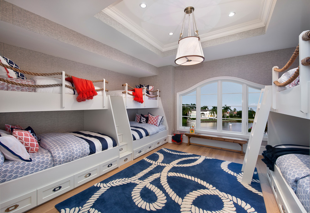 Modelo de dormitorio infantil de 4 a 10 años marinero con paredes grises y suelo de madera clara