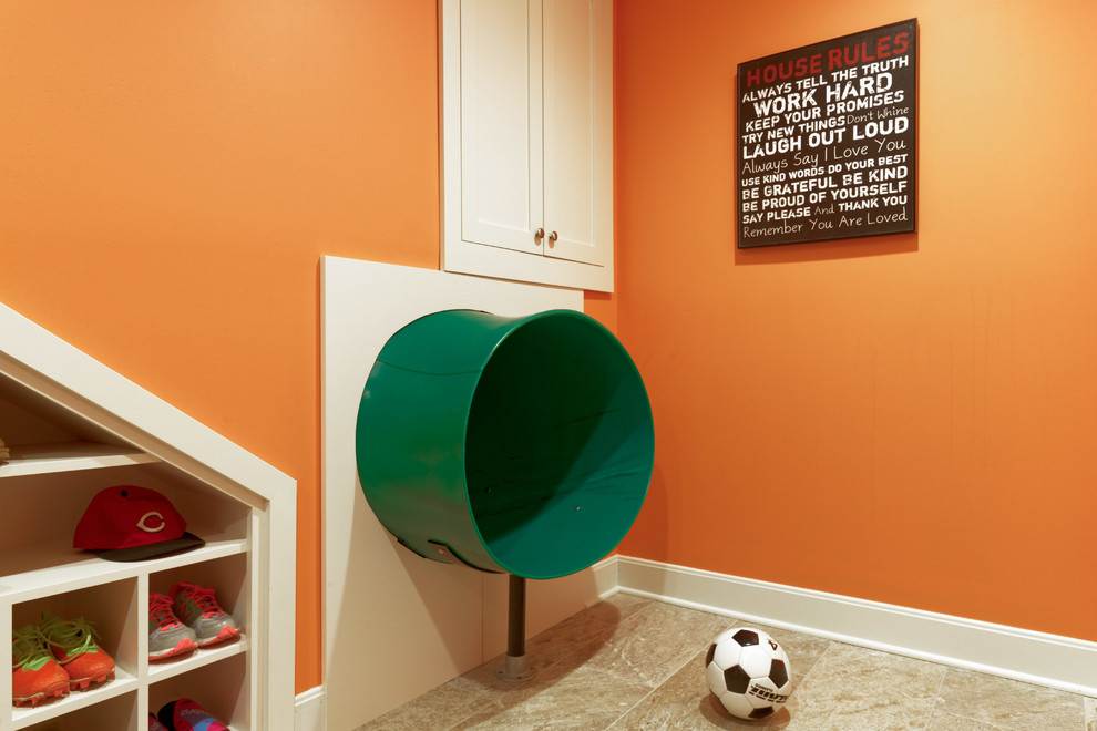 Cette photo montre une chambre d'enfant chic avec un mur orange.