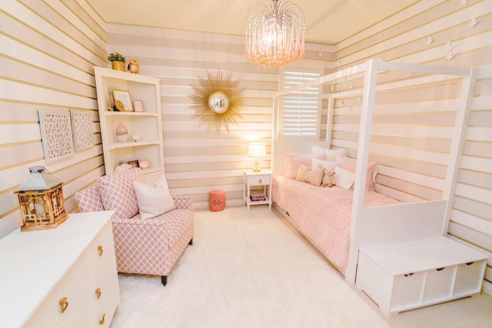 На фото: детская среднего размера в современном стиле с спальным местом, розовыми стенами и ковровым покрытием для ребенка от 1 до 3 лет, девочки с