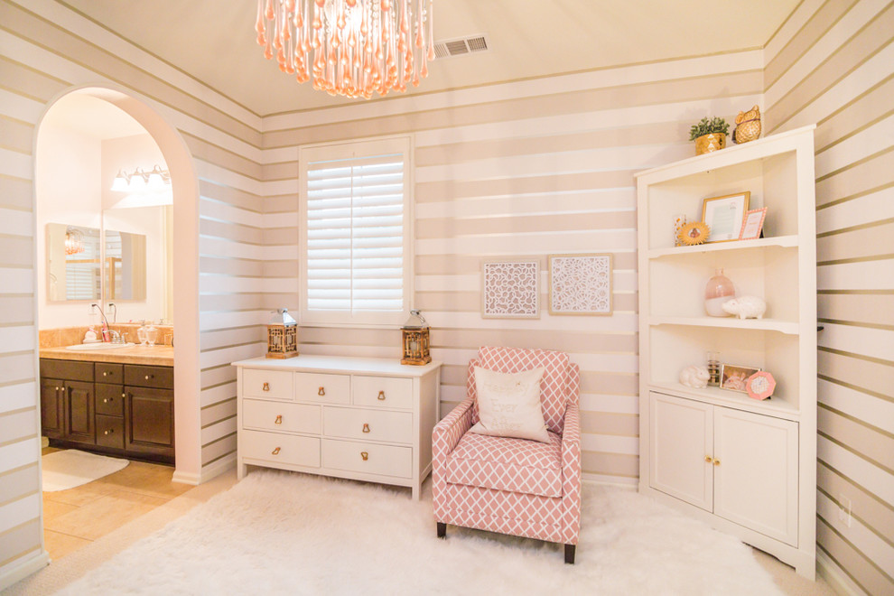 Mittelgroßes Modernes Mädchenzimmer mit Schlafplatz, rosa Wandfarbe und Teppichboden in Los Angeles