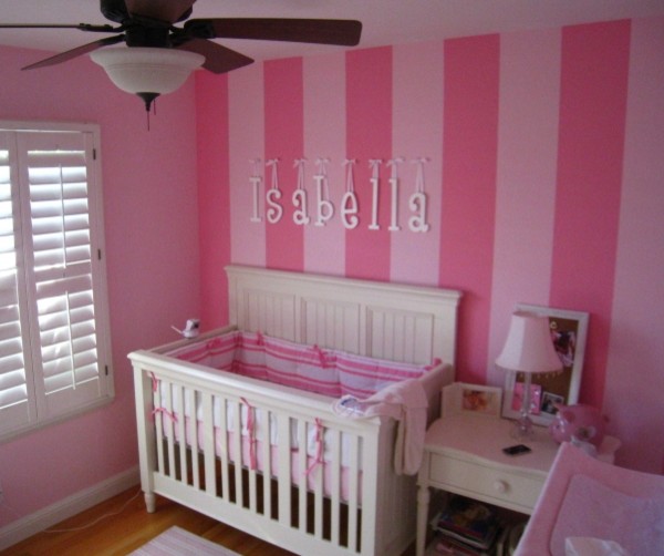 Idee per una cameretta per bambini da 1 a 3 anni classica con pareti rosa e parquet chiaro