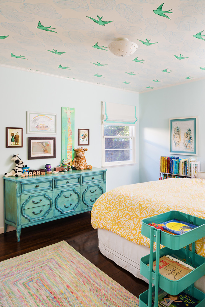 Mittelgroßes Eklektisches Kinderzimmer mit Schlafplatz, blauer Wandfarbe, dunklem Holzboden und braunem Boden in Los Angeles