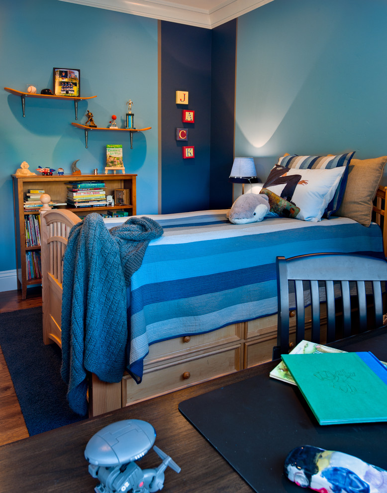 Imagen de dormitorio infantil de 4 a 10 años actual con suelo de madera en tonos medios y paredes multicolor