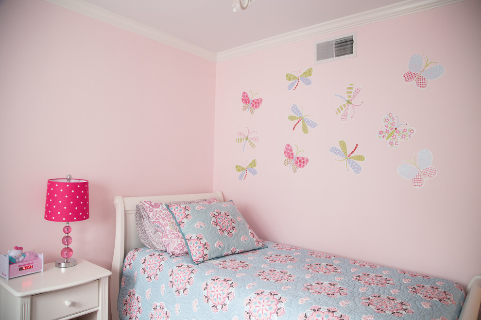 Ispirazione per una cameretta per bambini da 4 a 10 anni chic di medie dimensioni con pareti rosa