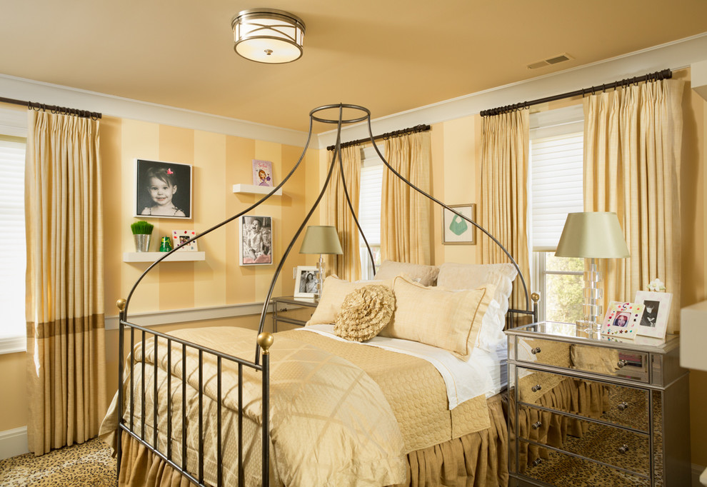 Idéer för vintage flickrum kombinerat med sovrum, med vita väggar och heltäckningsmatta