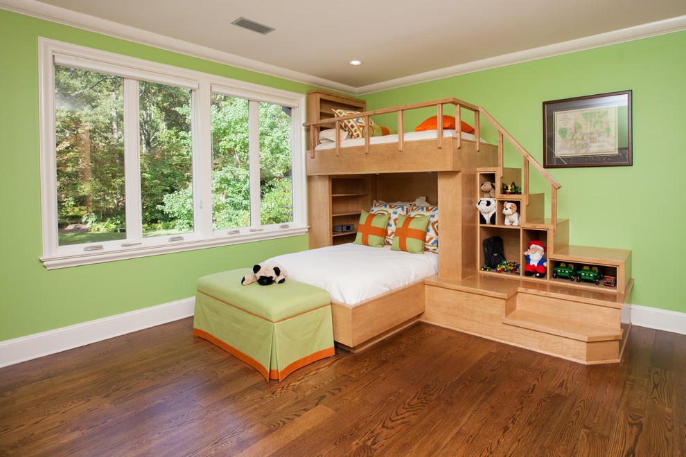 Идея дизайна: нейтральная детская в классическом стиле с спальным местом, зелеными стенами и паркетным полом среднего тона для ребенка от 4 до 10 лет, двоих детей