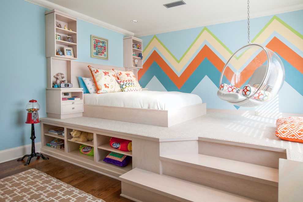 Свежая идея для дизайна: детская в современном стиле с спальным местом, разноцветными стенами и паркетным полом среднего тона для ребенка от 4 до 10 лет, девочки - отличное фото интерьера
