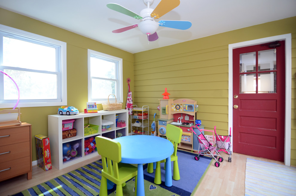 Idee per una cameretta per bambini da 1 a 3 anni chic con pareti verdi e parquet chiaro