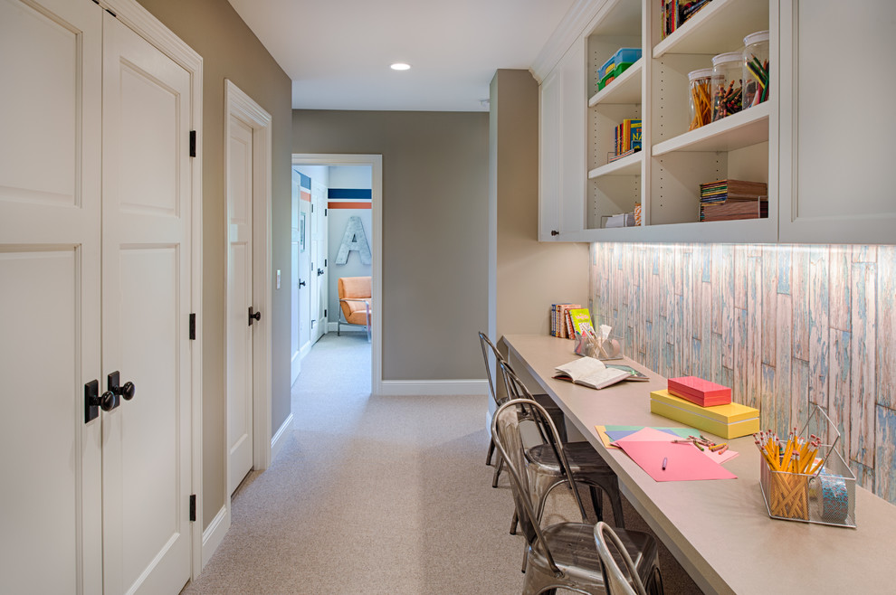 Imagen de habitación infantil unisex de 4 a 10 años tradicional renovada de tamaño medio con paredes grises, moqueta, escritorio y suelo gris