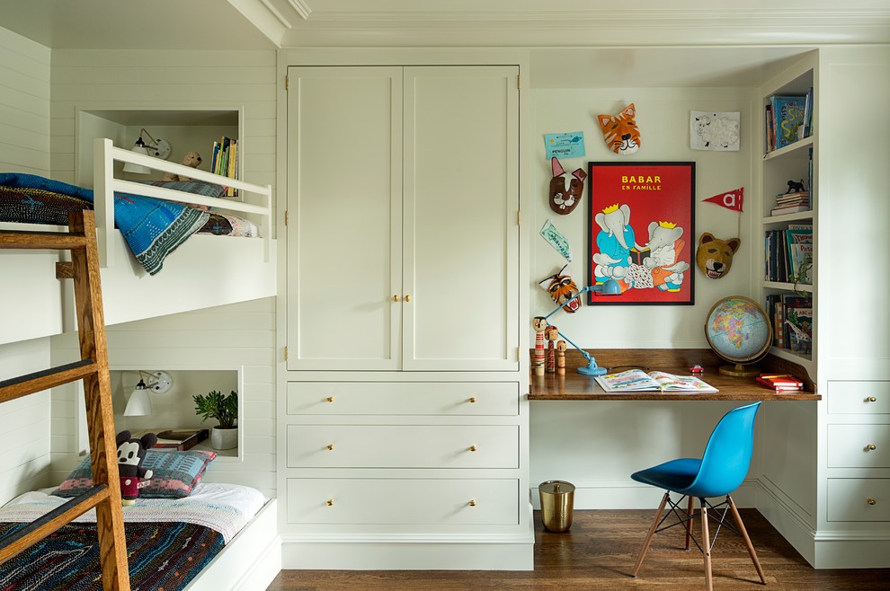 Cette photo montre une chambre d'enfant chic de taille moyenne avec parquet foncé, un sol marron, un mur blanc et un lit superposé.