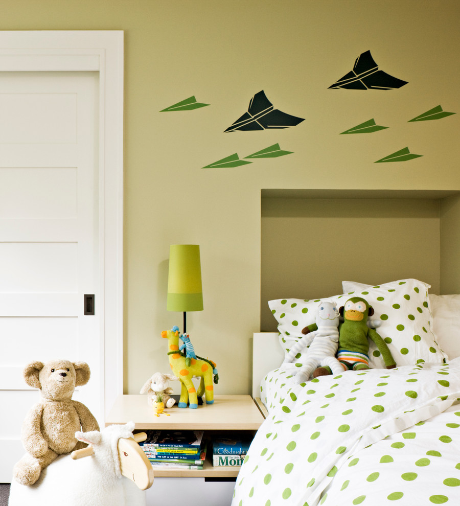 Diseño de dormitorio infantil actual con paredes verdes