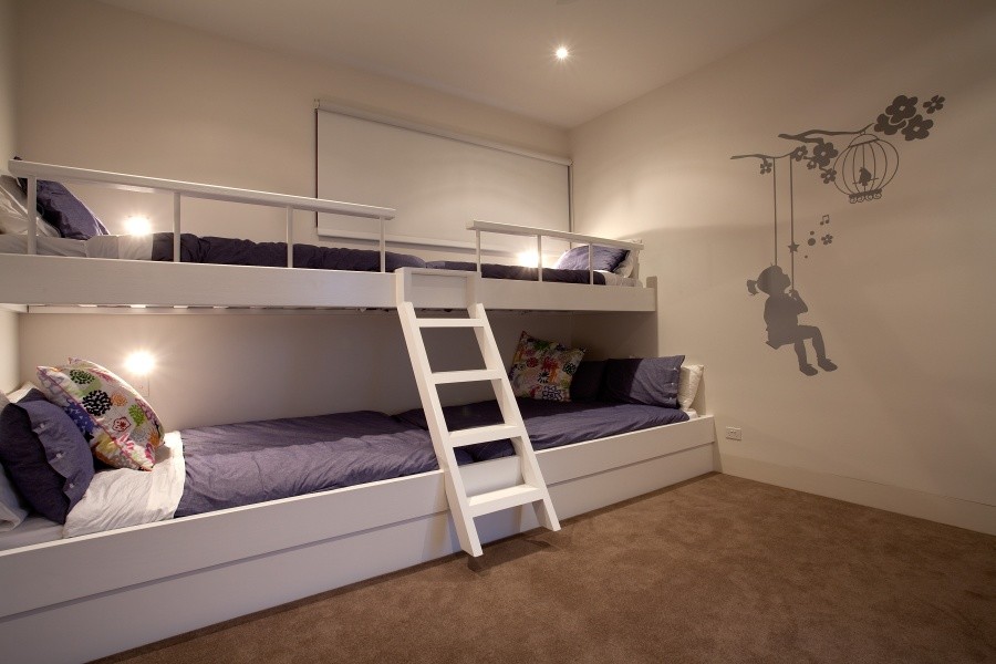 Diseño de dormitorio infantil actual con paredes blancas y moqueta