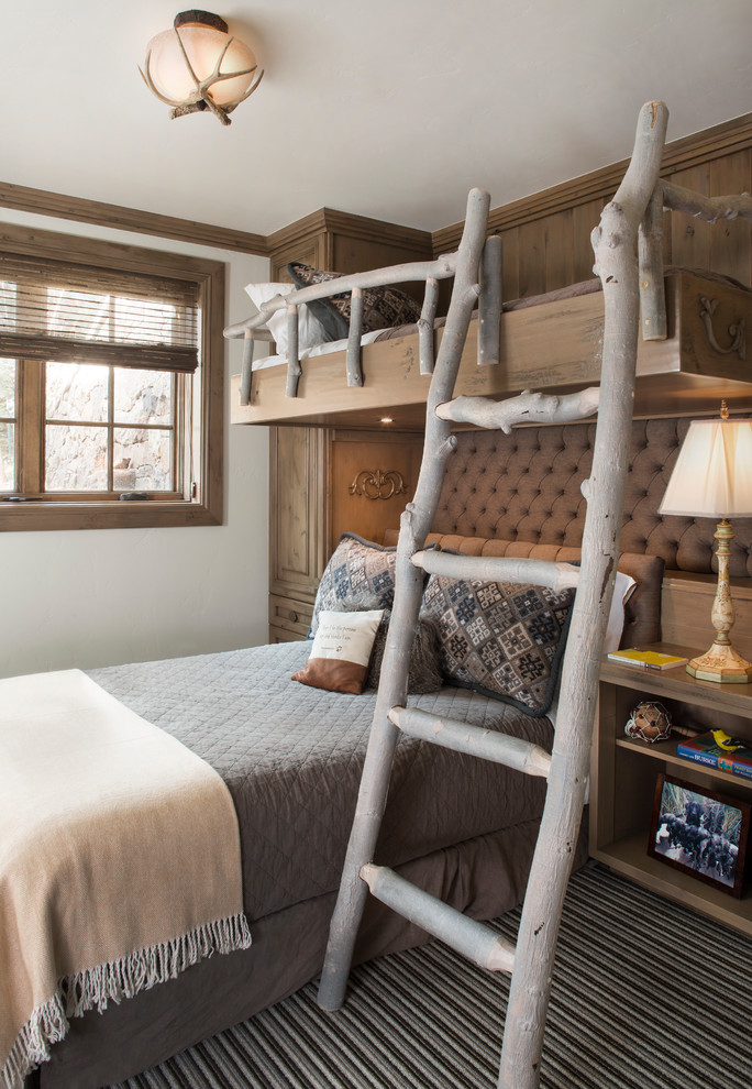 Cette photo montre une chambre d'enfant montagne avec un mur blanc, moquette et un lit superposé.