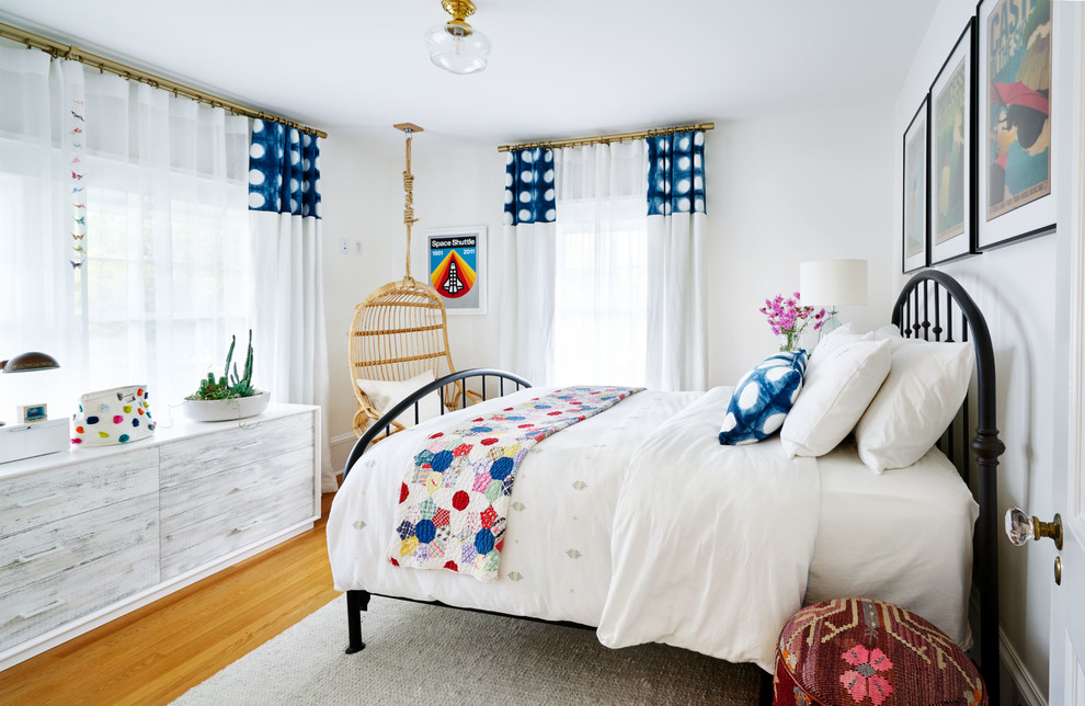 Mittelgroßes Stilmix Kinderzimmer mit Schlafplatz, weißer Wandfarbe und braunem Holzboden in Portland