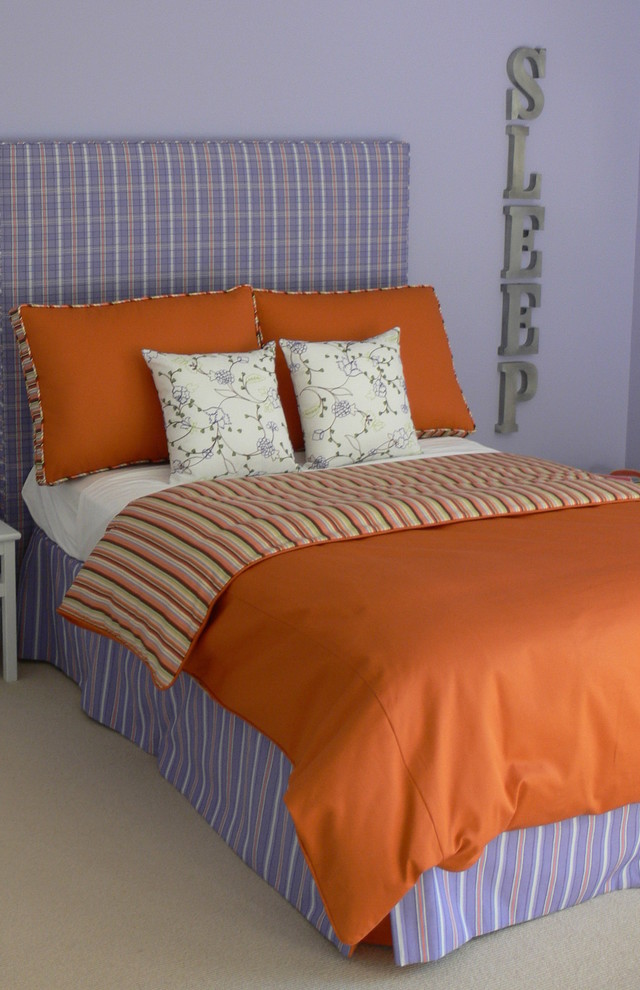 Modelo de dormitorio infantil bohemio con paredes púrpuras