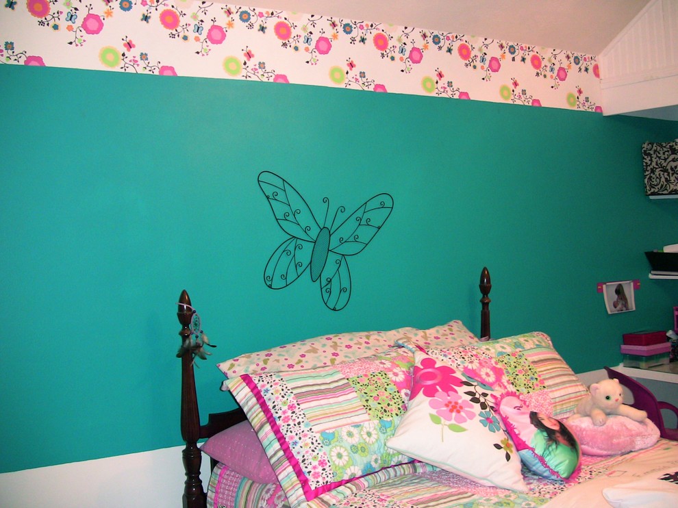 Diseño de dormitorio infantil clásico renovado de tamaño medio con paredes multicolor