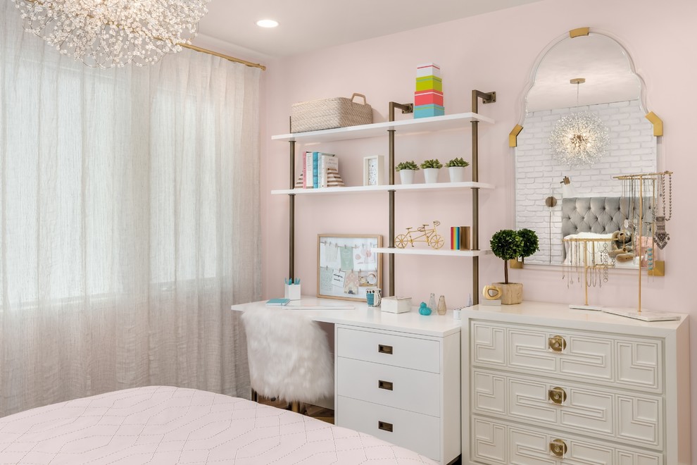 Ejemplo de dormitorio infantil contemporáneo con escritorio y paredes rosas