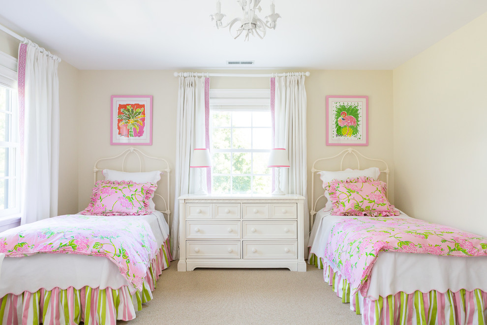 Inspiration för ett mellanstort vintage flickrum kombinerat med sovrum och för 4-10-åringar, med beige väggar och heltäckningsmatta