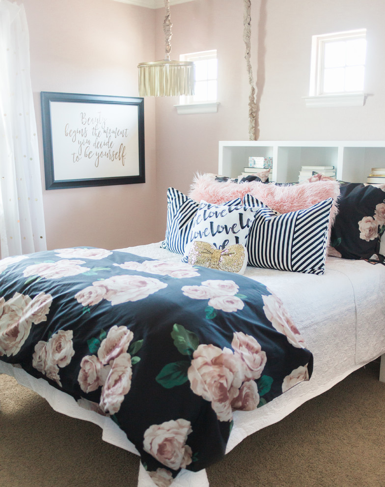 Mittelgroßes Shabby-Style Kinderzimmer mit Schlafplatz, rosa Wandfarbe, Teppichboden und braunem Boden in Austin
