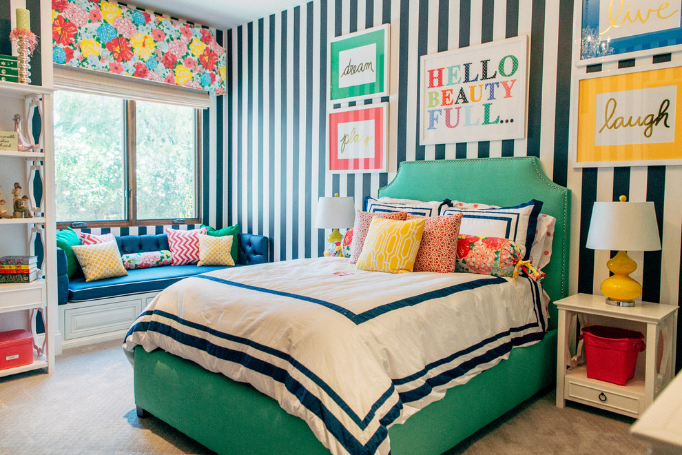 Idee per una cameretta per bambini da 4 a 10 anni tradizionale di medie dimensioni con pareti multicolore e moquette