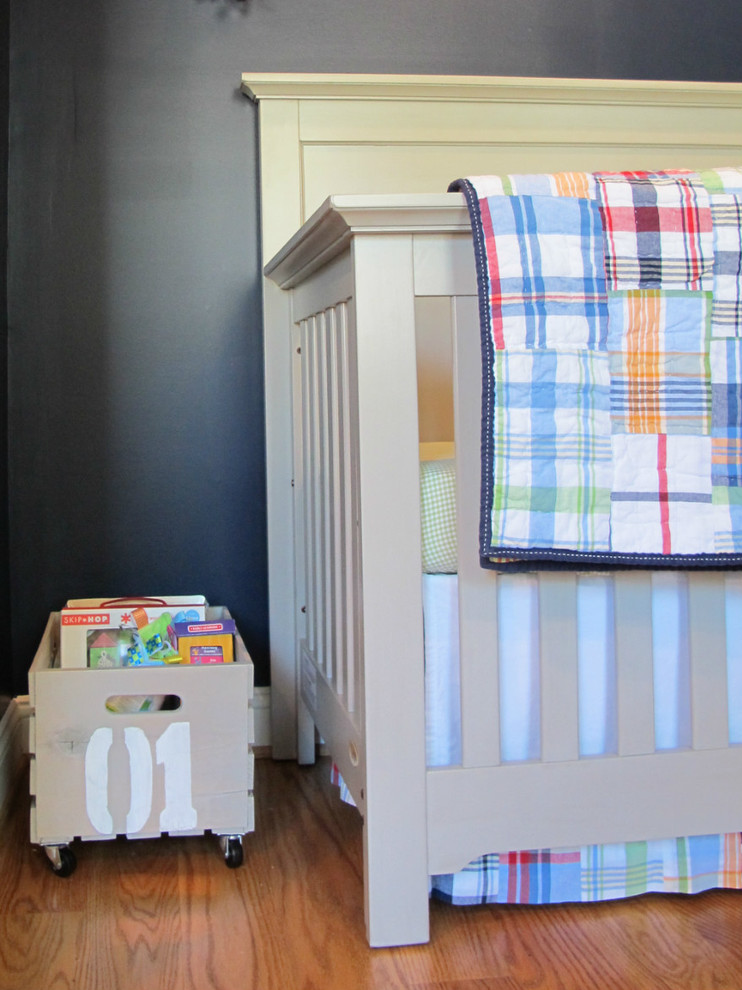 Inspiration pour une chambre d'enfant traditionnelle de taille moyenne avec un mur bleu et un sol en bois brun.