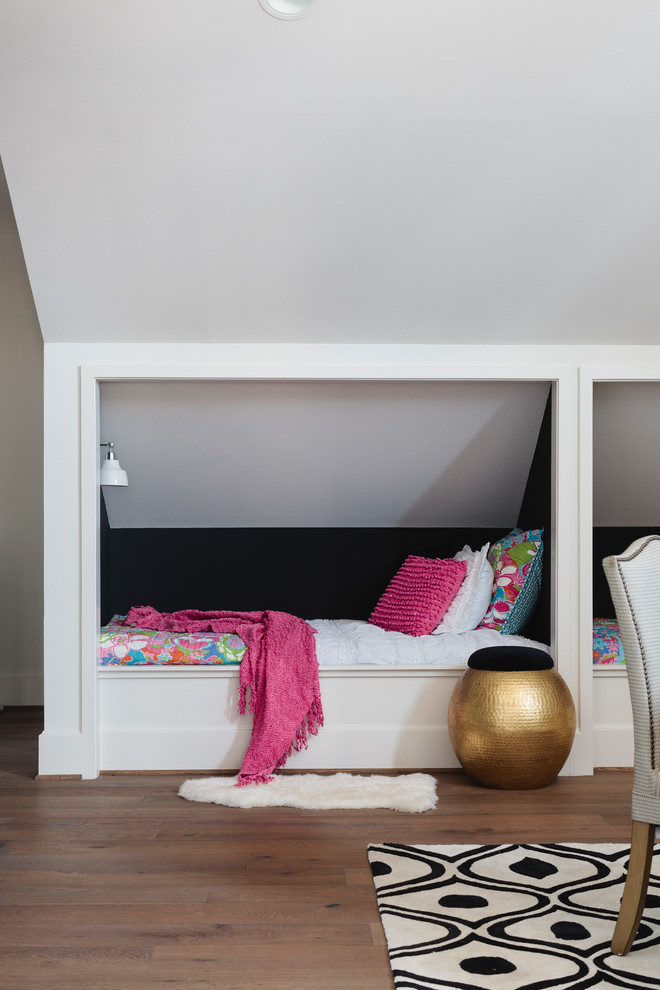 Esempio di una cameretta per bambini da 4 a 10 anni costiera con pareti nere e pavimento in legno massello medio