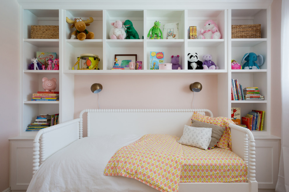 Inspiration för mellanstora klassiska barnrum kombinerat med sovrum, med rosa väggar