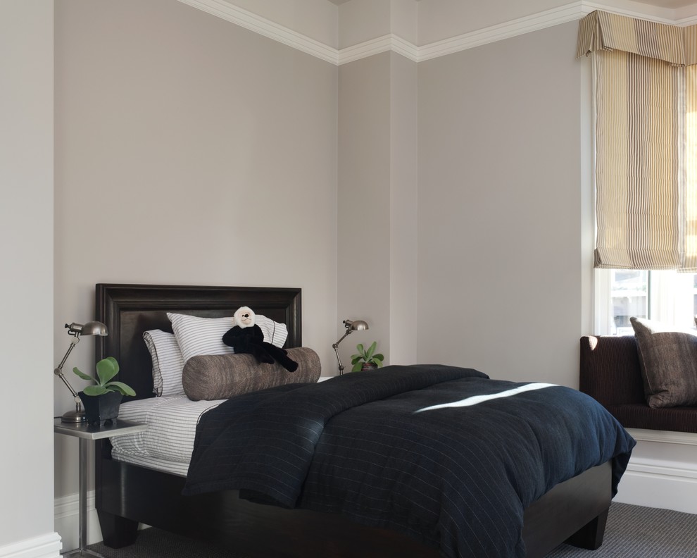Immagine di una cameretta da letto tradizionale con pareti grigie e moquette