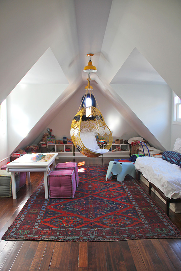 Foto de habitación infantil unisex bohemia con paredes blancas y suelo de madera oscura