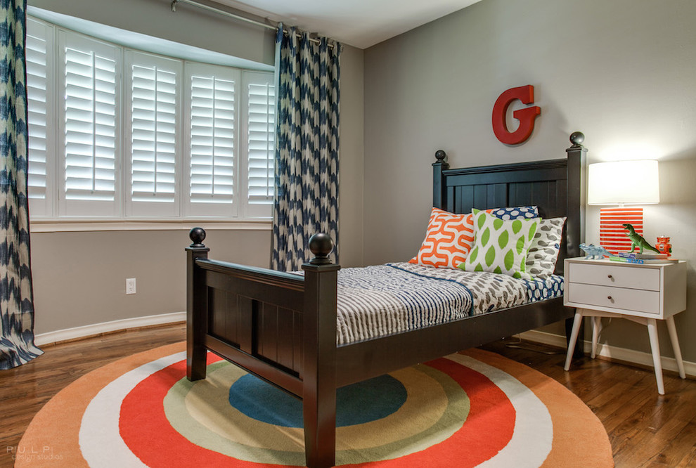 Idéer för mellanstora retro pojkrum kombinerat med sovrum och för 4-10-åringar, med grå väggar och mellanmörkt trägolv