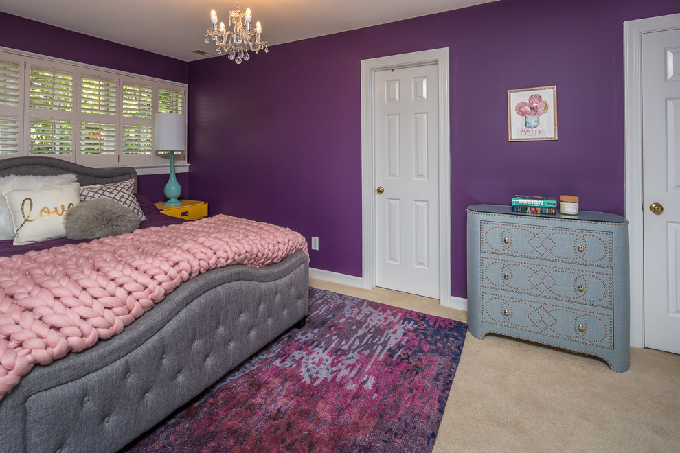 Modelo de dormitorio infantil clásico renovado con paredes púrpuras, moqueta y suelo beige