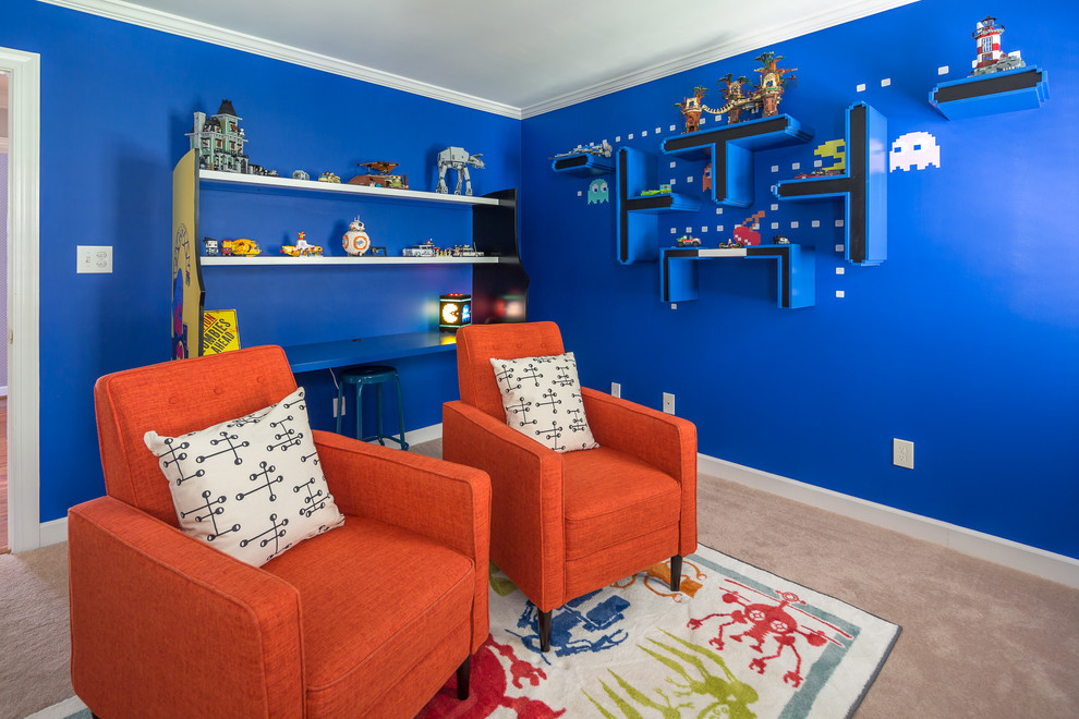 Immagine di una cameretta per bambini classica con pareti blu, moquette e pavimento beige